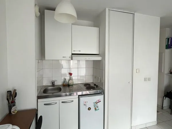 A 400m de la gare desservant Saint-Lazare, studio 23m2 avec terrasse et place de parking