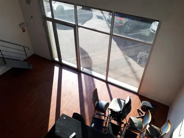 Local 93 m²