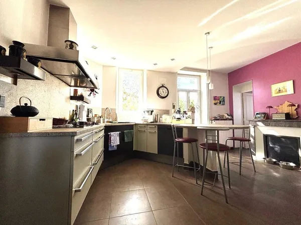 Grande Propriété, 8 chambres, jardin, stationnement 4 véhicules.