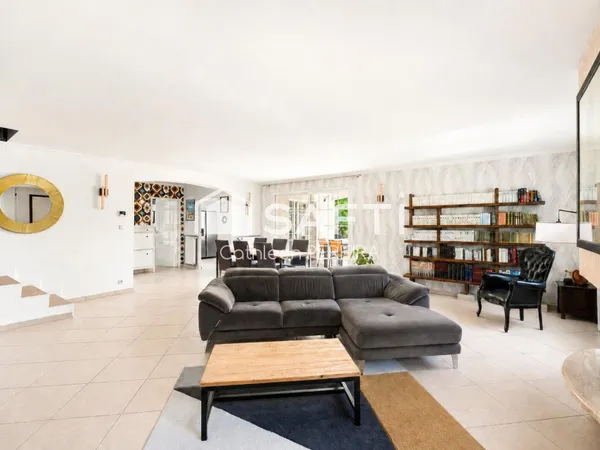 Villa avec piscine, studio indépendant et prestations de qualité.