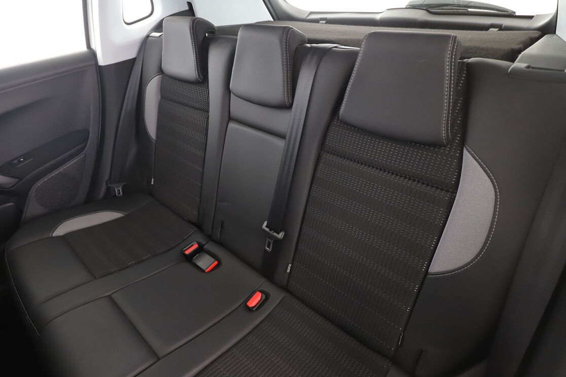 Peugeot 2008 1.2 PureTech Allure EAT6 — photo 13