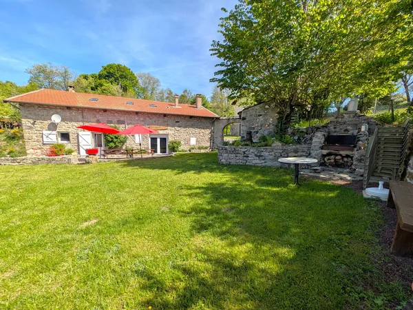 Dépt. 07 - A VENDRE Secteur COUCOURON - Ferme rénovée de 160 m2 - Parcelles de 2.600 m2