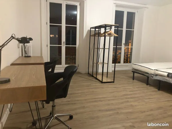 Très grande chambre toutes charges comprises centre-ville Thabor