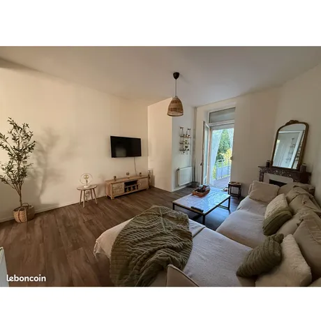 Maison avec jardin et vue sur la nature à Sedan gare