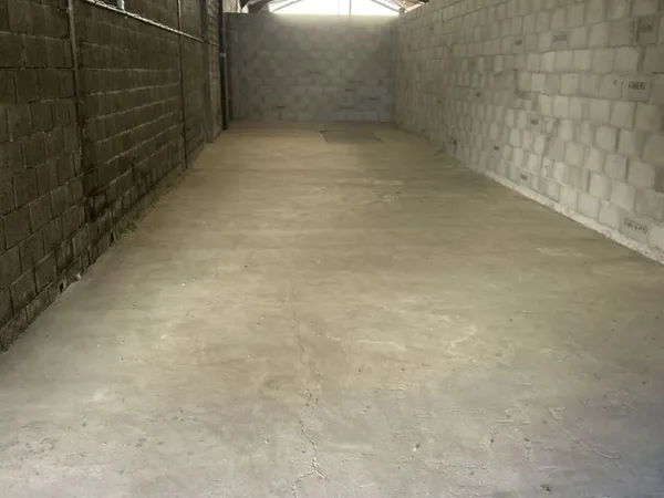 Garage / Local de 100 m² ? Saint-Trivier-de-Courtes