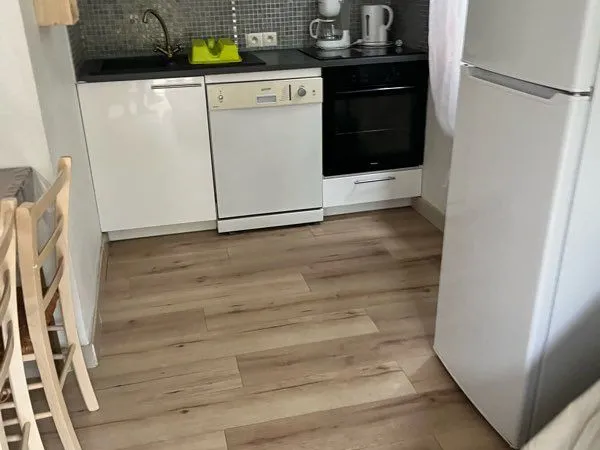 Maisonnette 44 m2 jardinet parking