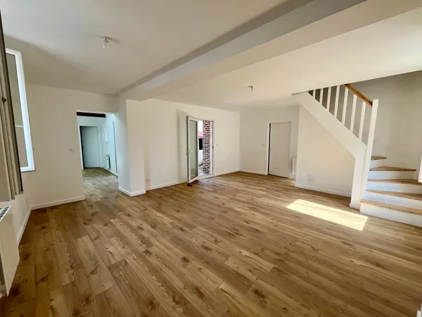 Maison 3 chambres avec cour et garage - centre de Clermont (Oise)
