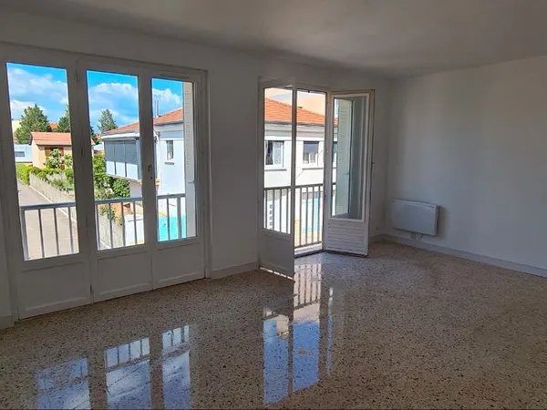 Loue appartement T3 roanne 1er etage avec balcon et cave
