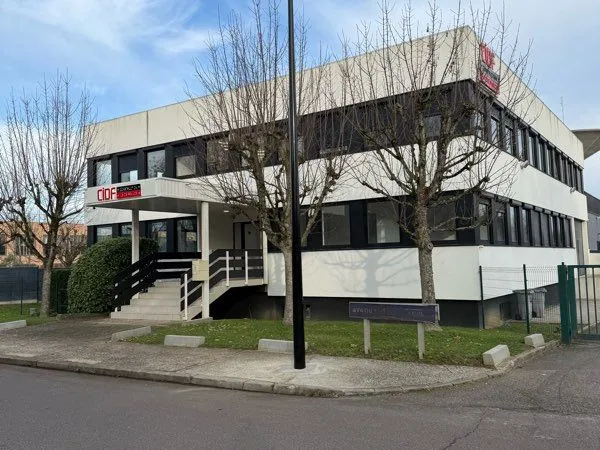 Bureaux indépendants 1 100 m² — Montigny-le-Bretonneux (78) — Direct propriétaire, aucun frais d'age