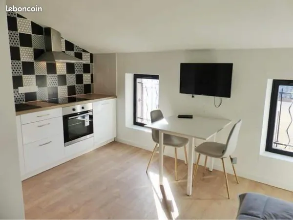 Studio meublé rénové proche place de la Brèche