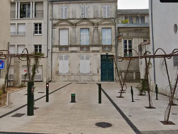Parking Box fermé dans résidence bords de Loire