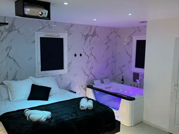 Love room avec jaccuzi face au lac, affaire clé en main, reprise rapide