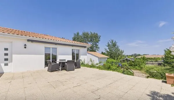 A vendre belle maison avec grand terrain, garage et studio attenant