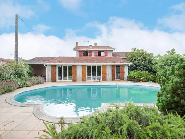 Maison familiale 5 chambres avec garage et piscine