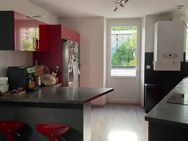 Vend appartement cuisine rouge