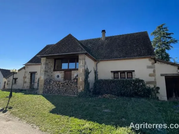 Grange rénovée sur 4 ha de terrain, avec hangar et étang