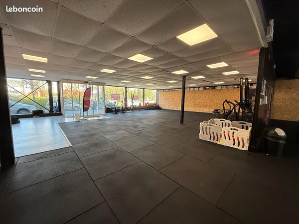 Local commercial 600 m² DINAN