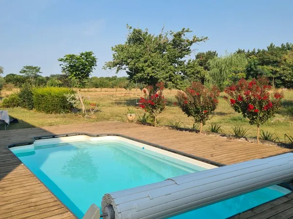 Maison atypique avec piscine et grand terrain