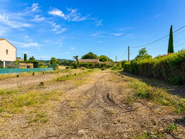 Terrain 614 m²