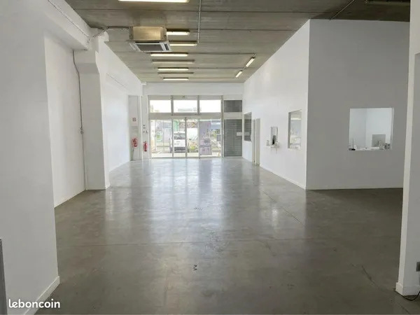 Local commercial avec vitrine et parking privé