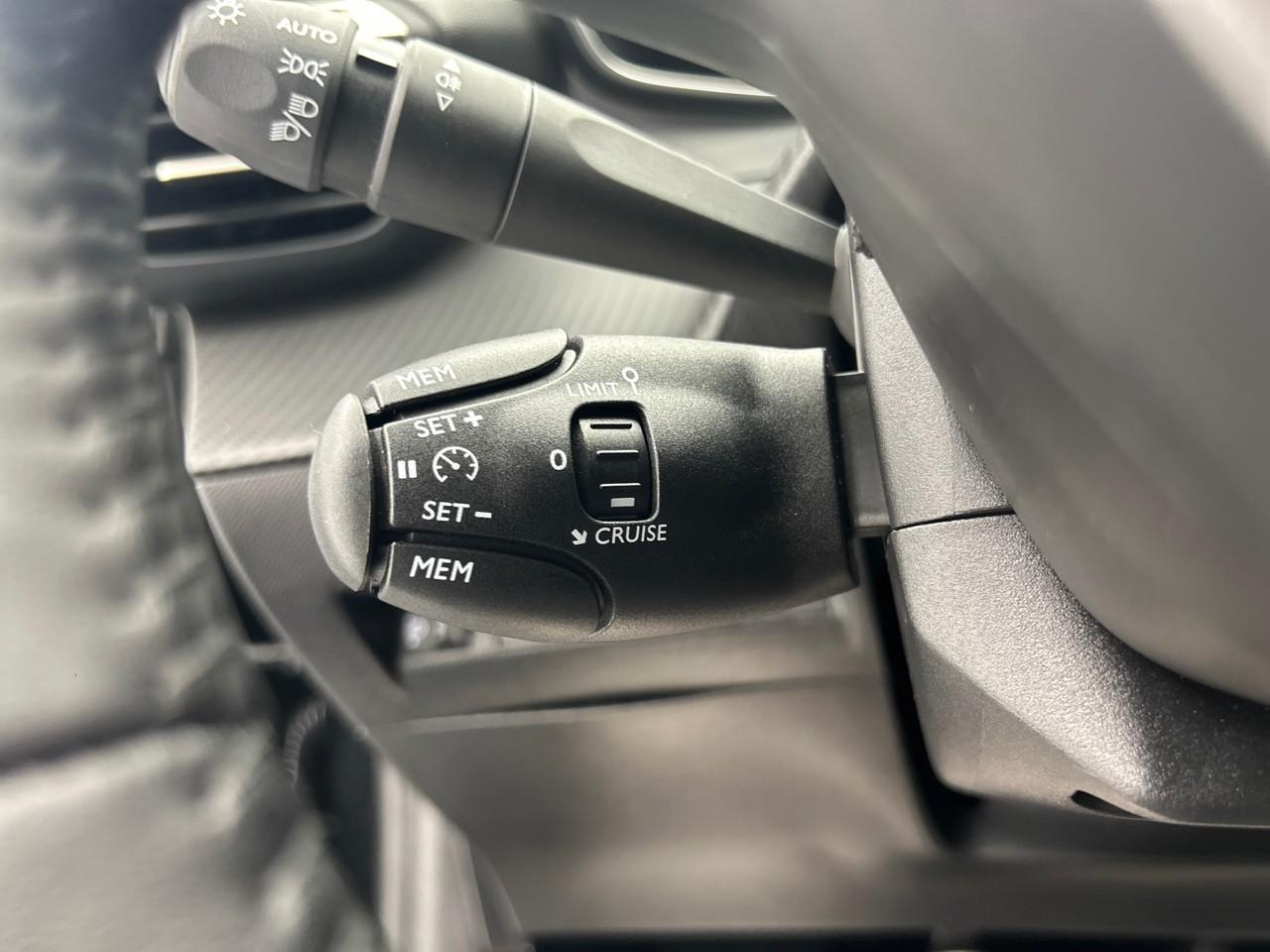 Peugeot 208 100 s&s bvm6 allure — photo 20