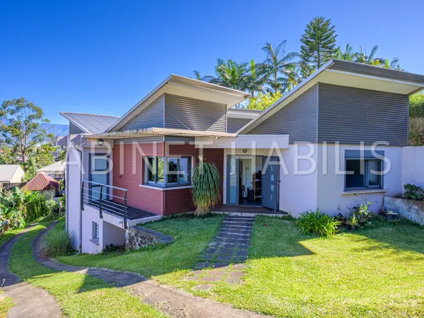 A VENDRE - VILLA DE T6 DE 248 M2 ENVIRON - LE TAMPON - 728