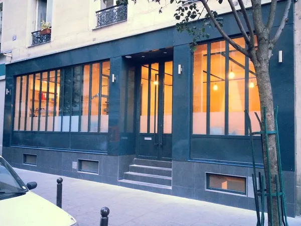 Bureaux atypiques 120 m² avec 8 m de vitrine, ancienne boutique rénovée - coeur Sentier 75002