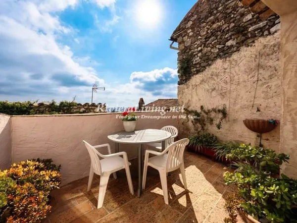 TOURRETTES-SUR-LOUP — Maison de village avec terrasse et vue mer