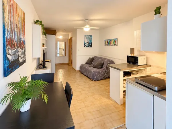 studio vue sur port et mer , sans vis à vis.
