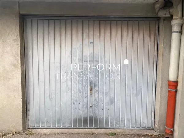 RARE À FONTAINE : GARAGE FERMÉ 3 VOITURES EN COPROPRIÉTÉ SÉCURISÉE !