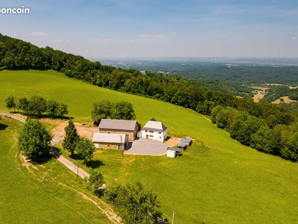 Corps de ferme avec 20 hectares prairies et bois