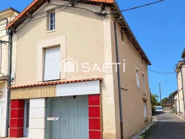 Ancien commerce avec appartement. Différentes entrées