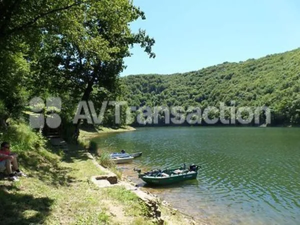Cantal : Camping de charme ** au bord d'un lac  30 emplacements