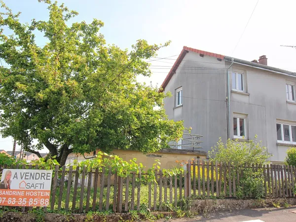 Maison libre 3 cotés avec terrasse et garage!