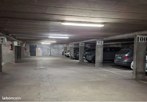 Place Parking Souterrain (à coté Gare du Guichet RER / B Bus)