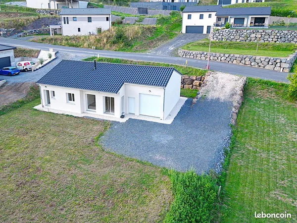Maison neuve de plain‑pied. 2 logements indépendants. Cuisines équipées. Grand garage. Terrain 1000m