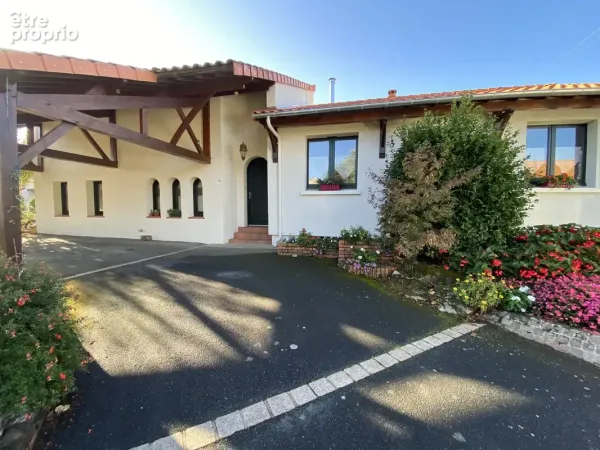 Maison familiale avec piscine couverte, chalet et cabane dans les arbres