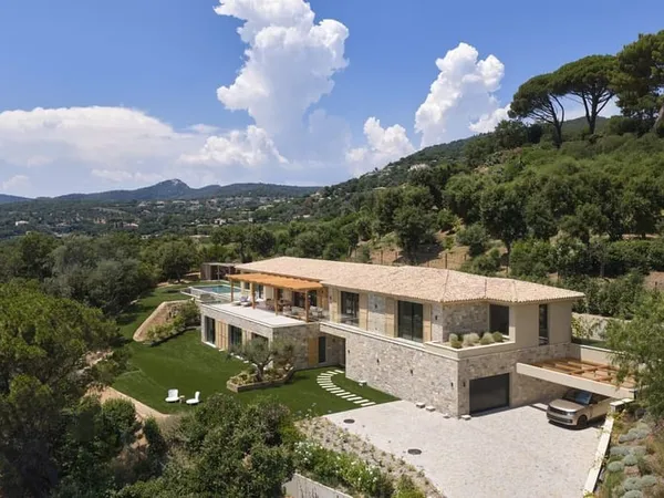 Villa neuve avec vue panoramique sur la mer
