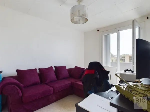 A vendre T4 loué avec balcon, parking et cave