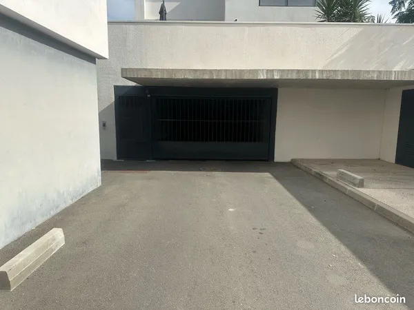 Grand garage fermé / box sécurisé 31m2