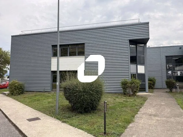 Entrepôt 379 m²