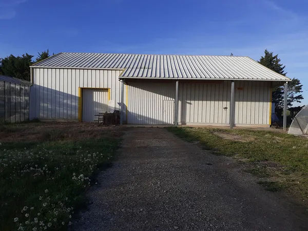 À louer hangar isolé de 240 m² avec auvent et mezzanine