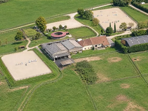 CENTRE ÉQUESTRE ET ÉCURIE DE PROPRIÉTAIRES PLUS DE 10 HECT