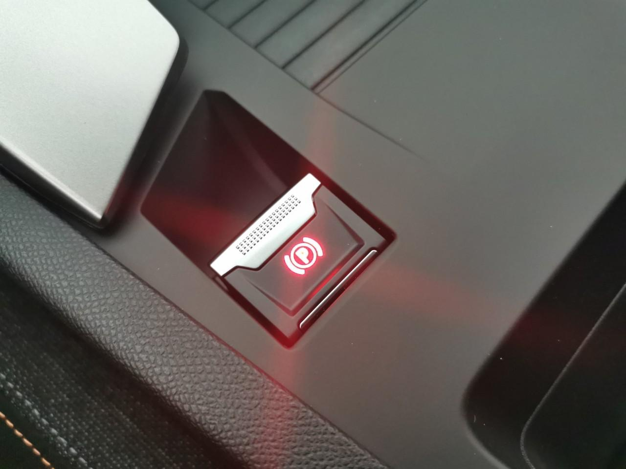 Peugeot 308 sw hybrid 145 e-dcs6 style — photo 30