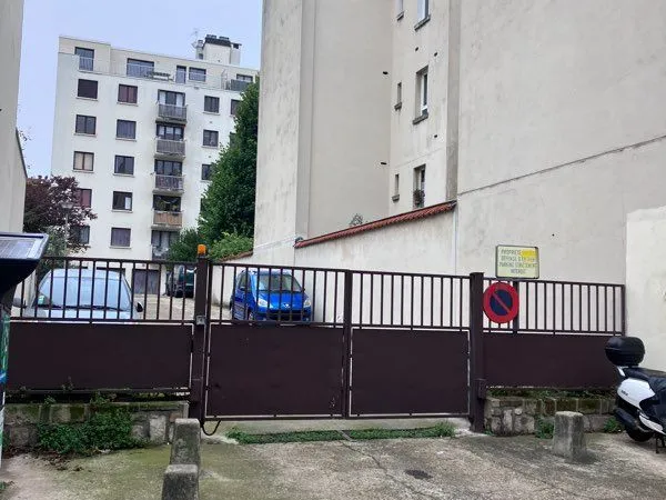 Place de parking croix de Chavaux
