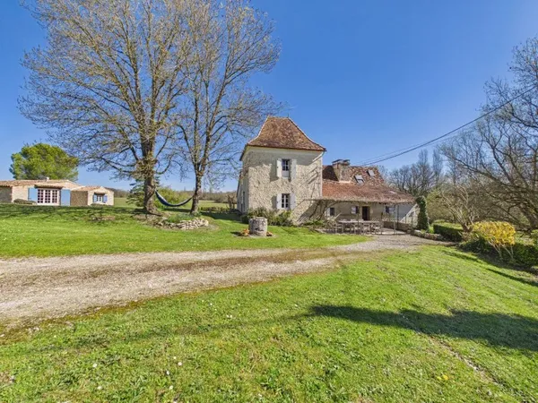 Charmante propriété en pierre proche avec maison d'amis, piscine, étang et 11.5 hectares