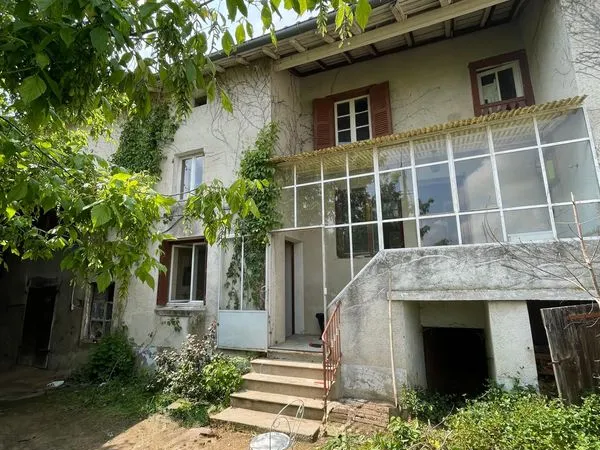 Maison de plus de 200 m² avec grange au coeur des vignes du Beaujolais, divisible en 2 lots, fort po