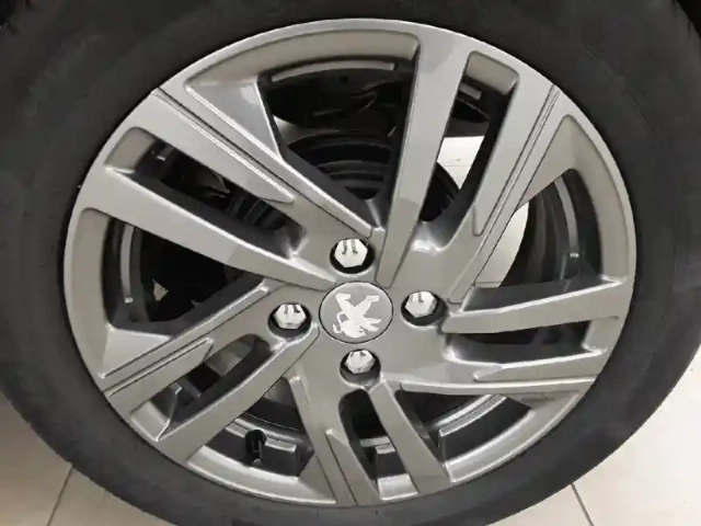 Peugeot 208 puretech 100 s&amp;s bvm6 — photo 13