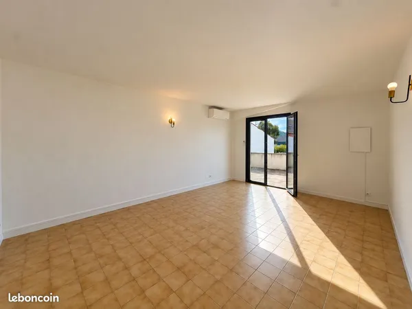 Appartement T3 de 70 m² avec terrasse - Châteaurenard