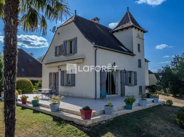 Maison Gourdon centre ville 5 pièce(s) sur 1372m² de terrain.